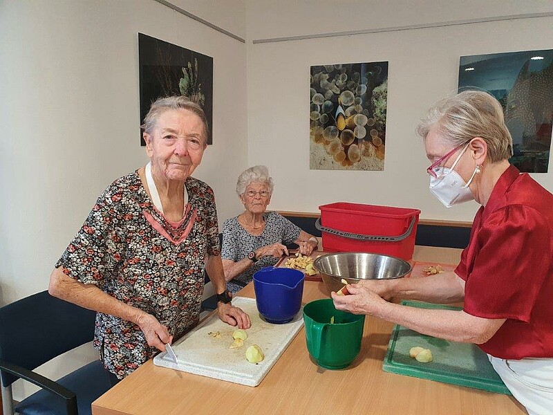 Selbstgemacht schmeckt’s besser: gedeckter Apfelkuchen: Caritas Pflege