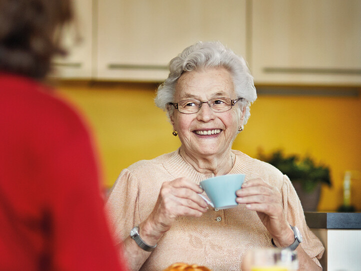 Ältere Dame mit einer Tasse Kaffee