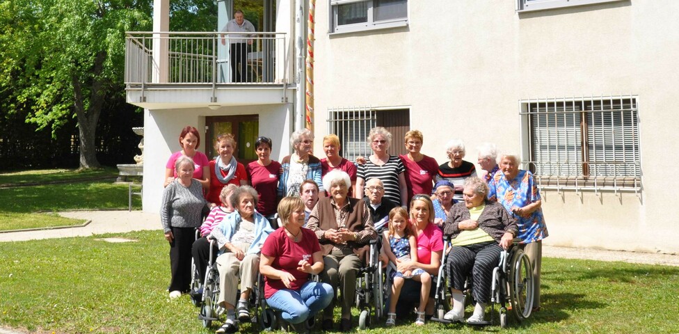 Gruppenfoto beim Maibaumaufstellen im Caritas Haus Elisabeth in Rechnitz