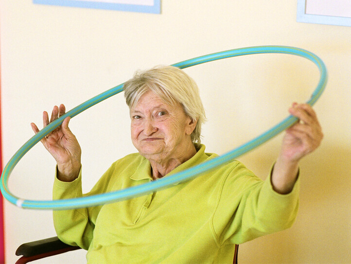 Ältere Frau mit Hula-Hoop-Reifen